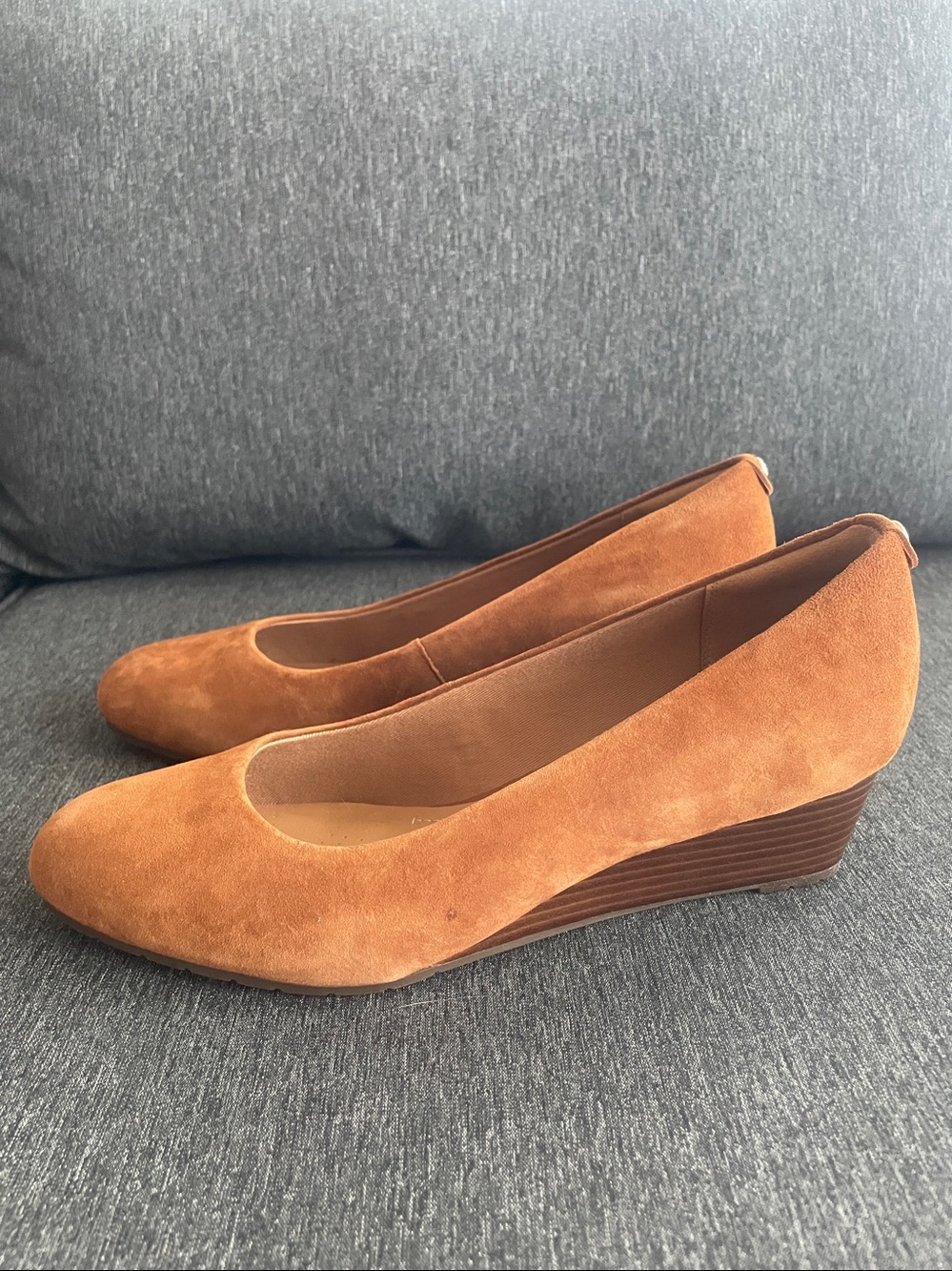 Clarks Artizan Vendra pumps wedges tan suede US 8 NEW office work realtor